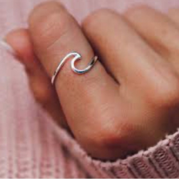 🌟Host Pick🌟 Ocean Wave Silver Ring Size 8 - Picture 13 of 15